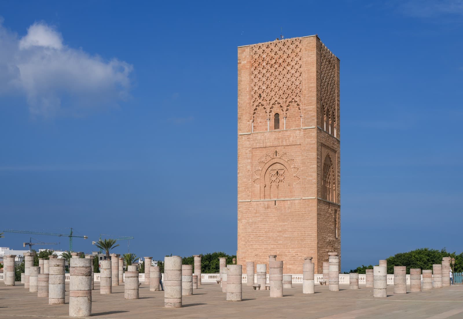 Les colonnes de la tour Hassan à Rabat, vestiges du palais inachevé du XIIe siècle, face aux institutions du Royaume