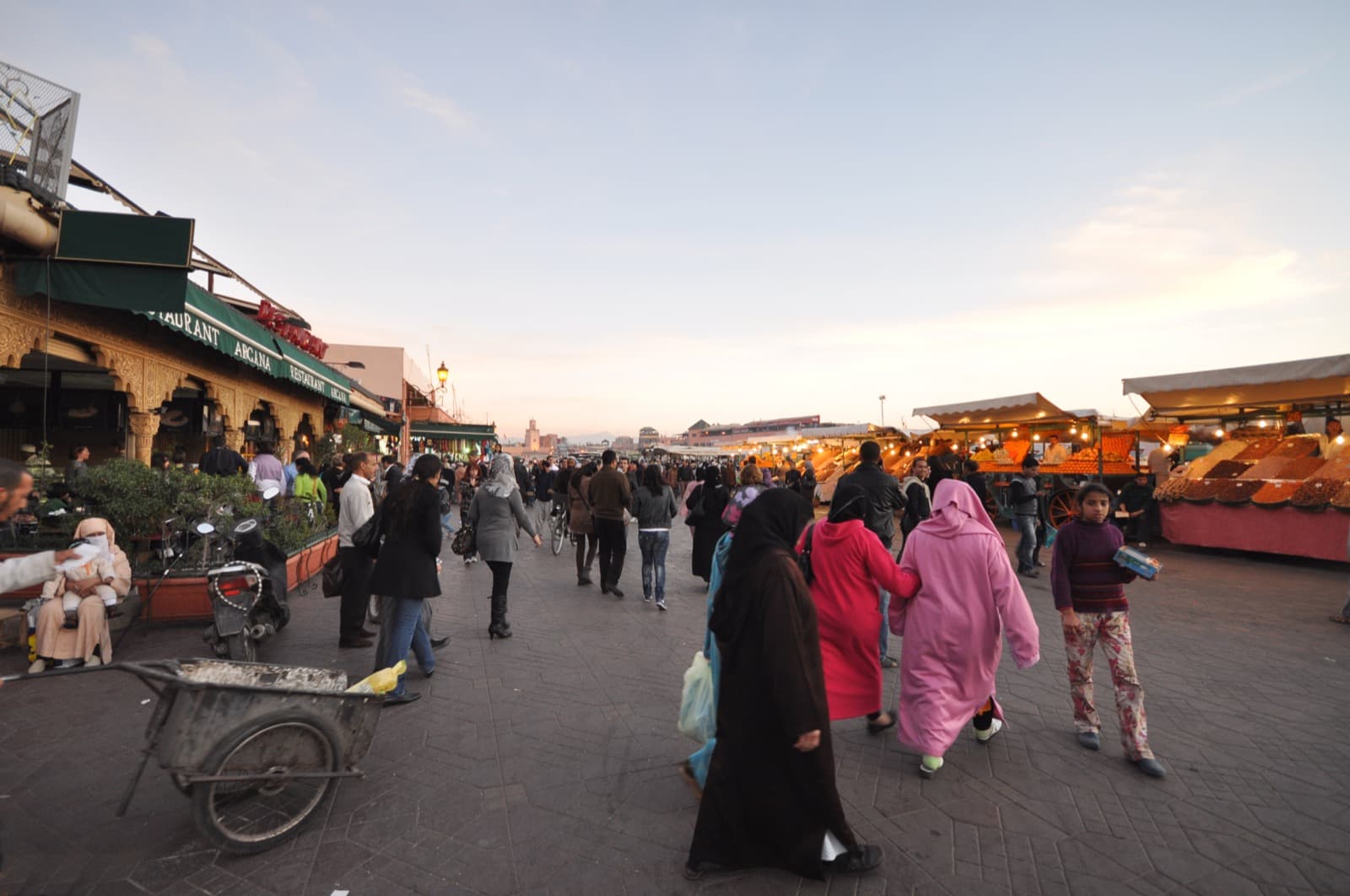 La place Jemaa el-Fna à Marrakech au crépuscule — le Maroc profond dont émerge l'électorat