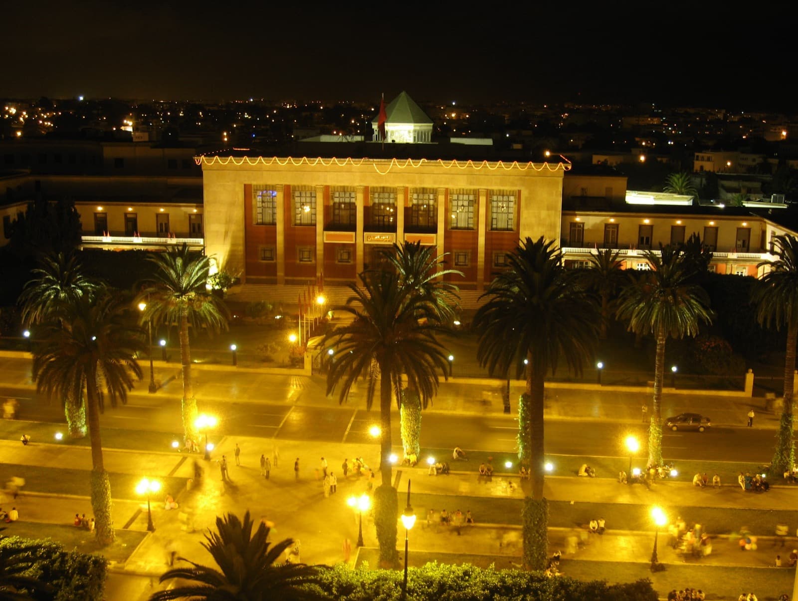 Le Parlement marocain illuminé de nuit à Rabat